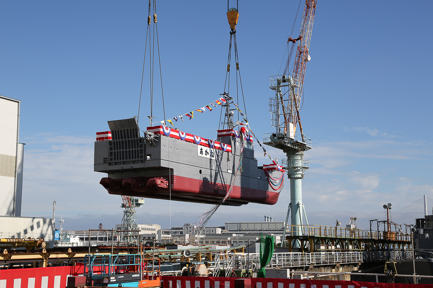The first CAIMEN® Japan high-speed landing craft enters the water in Yokohama, Japan. 