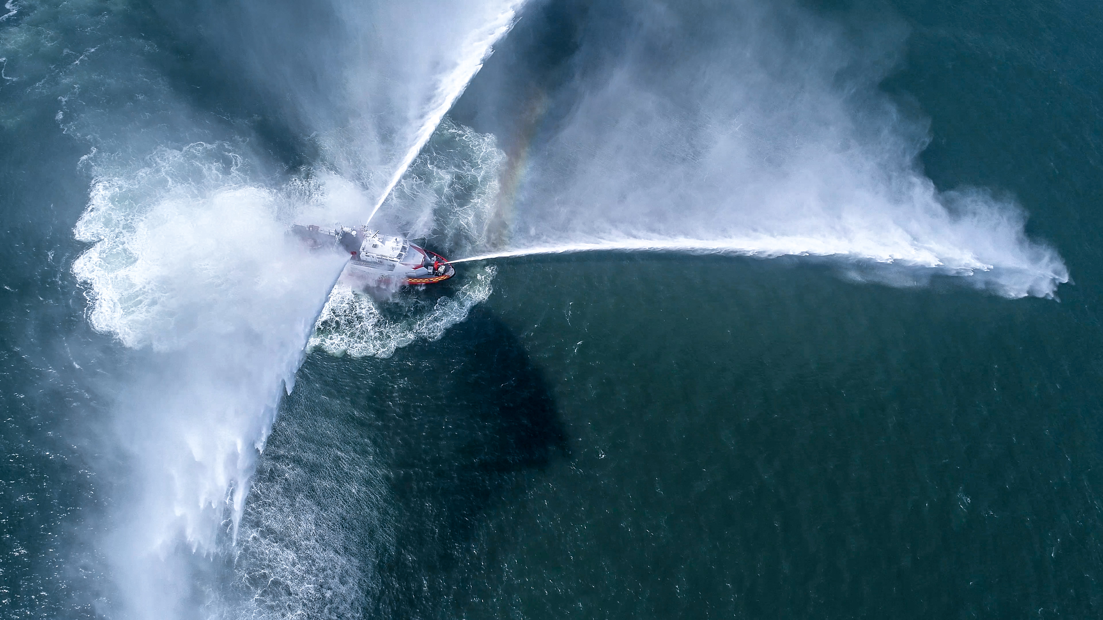 35m-speed-fireboat-in-action